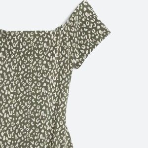 LUSH
Sammi Olive Green And Cream Cut Out Bodysuit
SIZE: XS